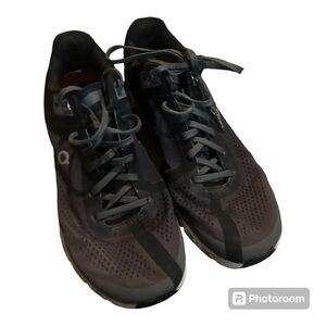 QC Cloudy running shoes size 8